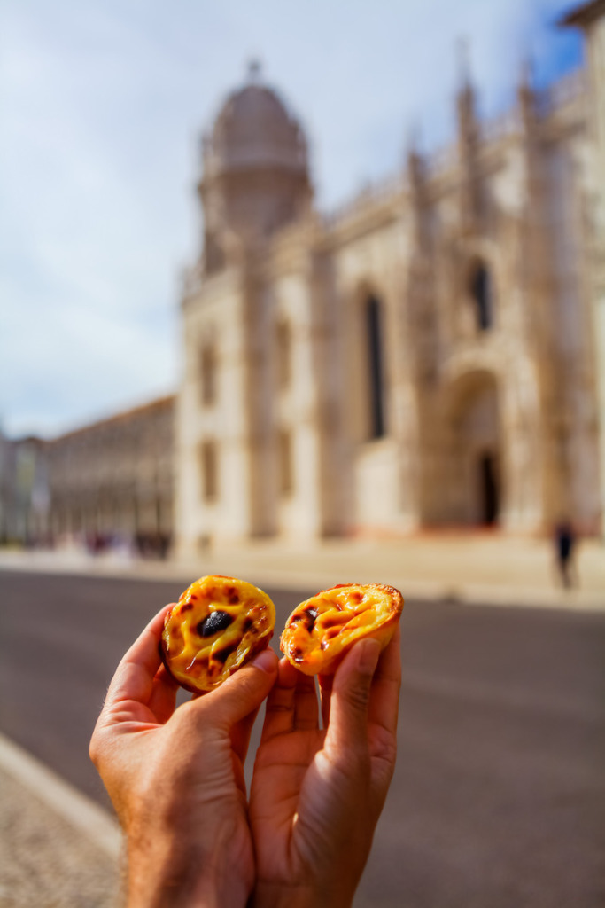 Pasteis de Belém in front of the Monastery
