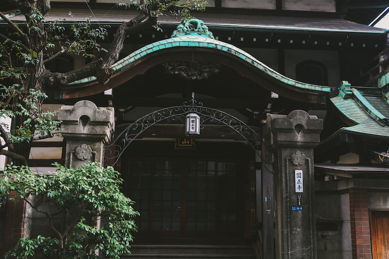 ENSHOJI SHRINE IN TSUKIJI MARKET IN TOKYO