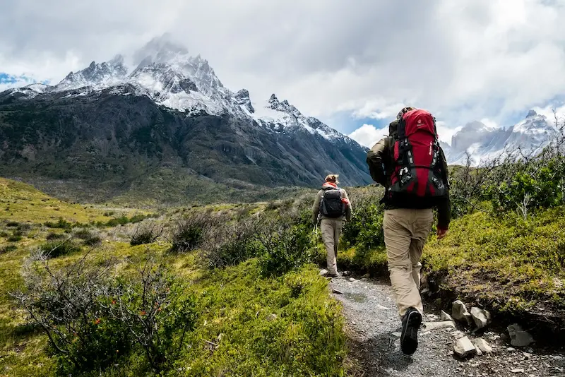 ESSENTIAL HIKING GEAR FOR ADVENTURE COUPLES